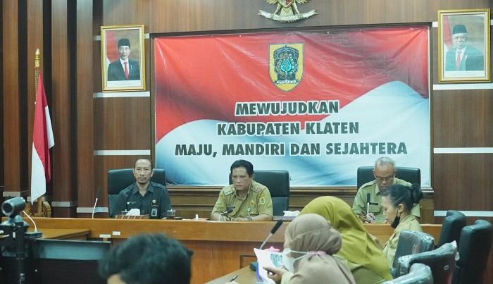 Wakil-Bupati-Klaten-Yoga-Hardaya-saat-mengikuti-Rapat-Pengendalian-Infla.jpg