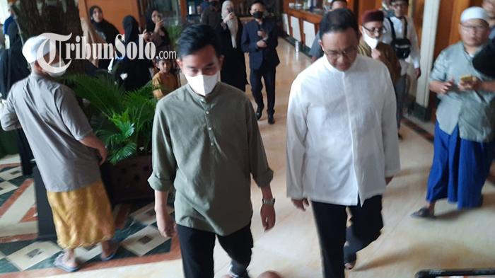 Wali-Kota-Solo-Gibran-Rakabuming-Raka-berjalan-bersama-Gubern.jpg