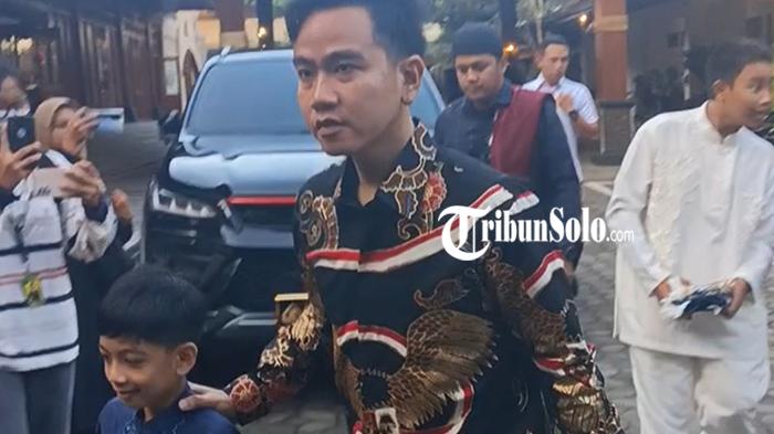 Wali-Kota-Solo-Gibran-Rakabuming-Raka-dan-putranya-Jan-Ethes-Srinanendra-berjalan-tergesa-gesa.jpg
