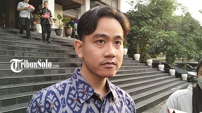 Wali-Kota-Solo-Gibran-Rakabuming-Raka-saat-ditemui-di-Gedung-DPRD-Surakarta.jpg