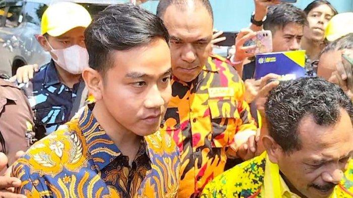 Wali-Kota-Solo-Gibran-Rakabuming-Raka-tiba-di-DPP-Golkar-Sabtu-21102023.jpg