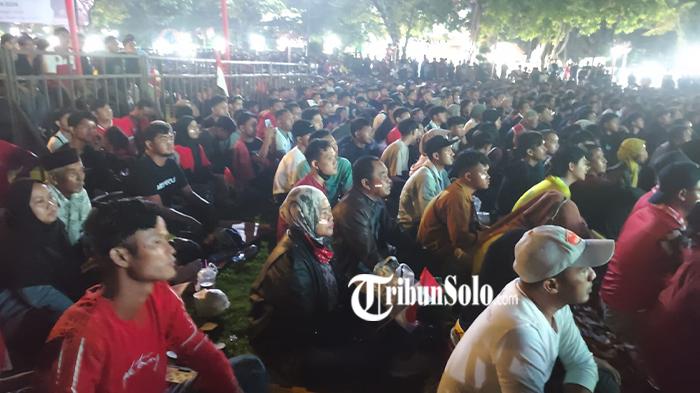 Warga-Klaten-nobar-Timnas-Indonesia-Vs-Uzbekistan-di-Alun-alun-Klaten.jpg