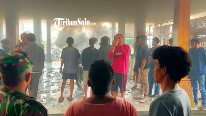 Demo hingga Bakar Ban di Kantor Desa, Warga Jeruk Boyolali Minta Pencairan Rp300 Juta