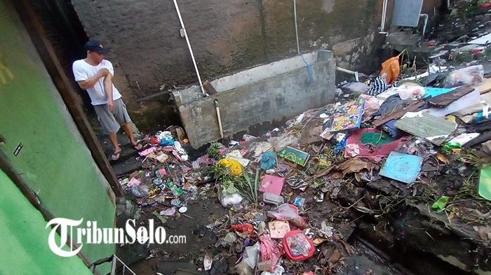 Dibalik Banjir Solo, Kini Sampah Berserakan hingga Mesin Cuci Dijemur di Kampung Joyotakan