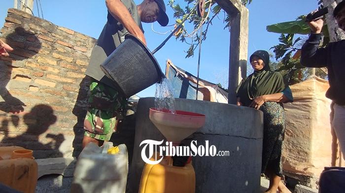 Warga-mengantre-ambil-air-bersih-di-sumur.jpg
