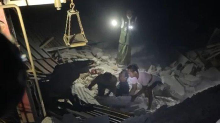 Warga-setempat-berupaya-menyelamatkan-korban-dari-reruntuhan.jpg