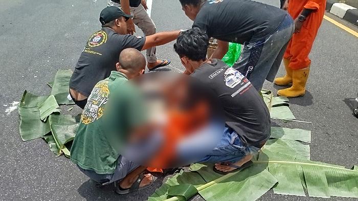 Warga-tengah-menutupi-mayat-seorang-nenek-dengan-daun-pisang-di-jalan-Semarang-Solo-Boyolali.jpg
