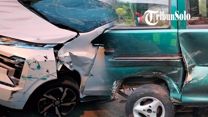 Insiden Xpander Terbalik di Jebres Solo : Hantam Espass, Sopir Banting Setir ke Kanan, Mobil Ringsek