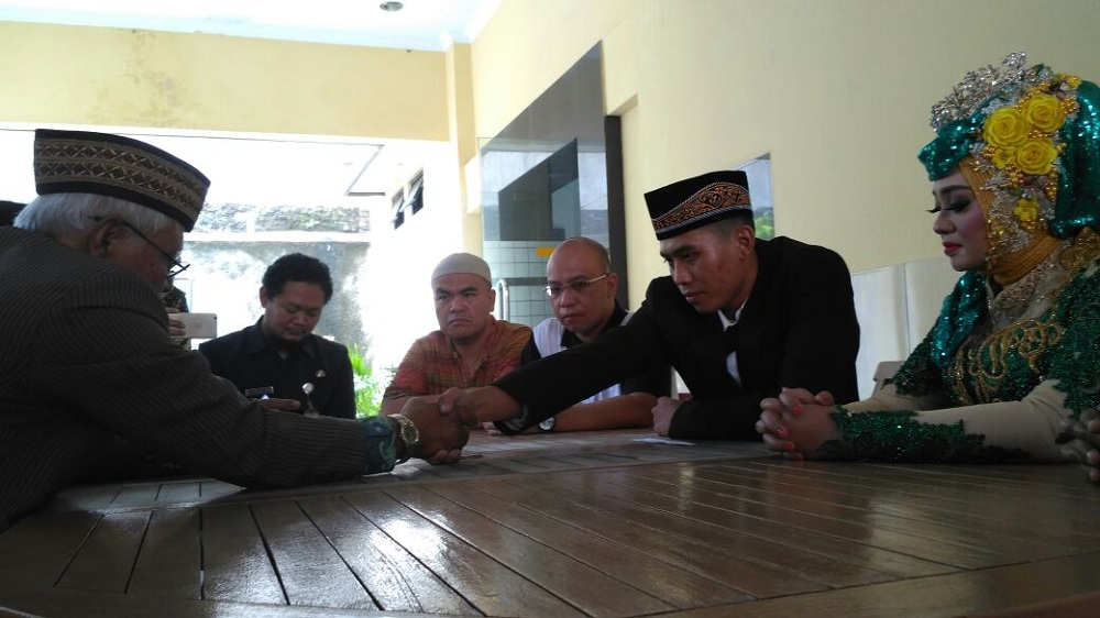 BREAKING NEWS: Tak Direstui Orang Tua, Akad Nikah Calon Pengantin Ini Digelar di Polsek Laweyan Solo