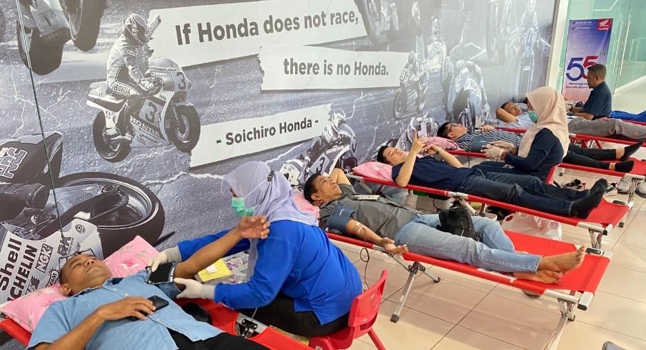 aksi-donor-darah-serentak-di-12-wilayah-pada-rangkaian-HUT-ke-55-Astra-Motor.jpg