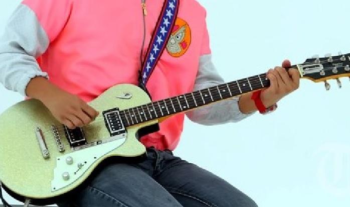 aksi-gitaris-nidji-menggitar.jpg