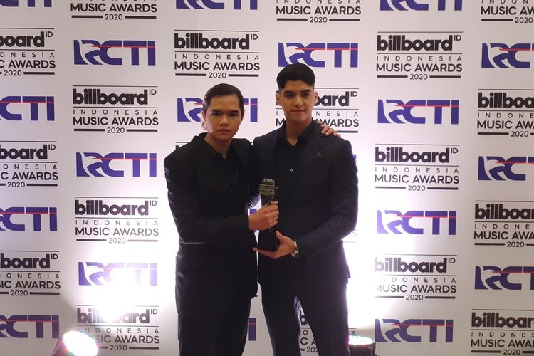 al-ghazali-dan-dul-jaelani-membawa-pulang-piala-billboard-indonesia-music-awards.jpg