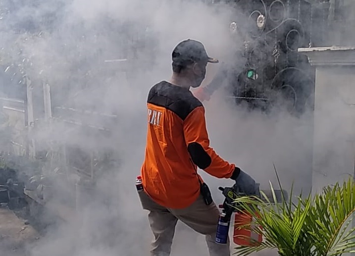 anggota-rapi-rescue-sukoharjo-saat-melakukan-fogging-di-wilayah-kabup.jpg
