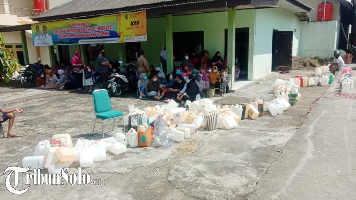 Minyak Goreng Langka di Pasar, Warga Karanganyar Rela Antre Migor Curah, Antrean Jiriken Mengular