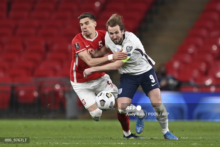 arry-kane-dengan-pemain-polandia-jan-bednarek-jhdsgf-inggris.jpg