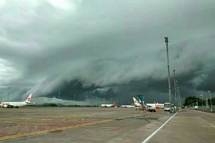 Awan 'Tsunami' Sempat Selimuti Kota Makassar, Ini Bahayanya untuk Penerbangan