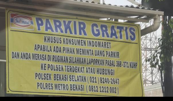 banner-parkir-gratis-di-salah-satu-toko-indomaret-di-kawasan-bekasi-jawa-barat.jpg