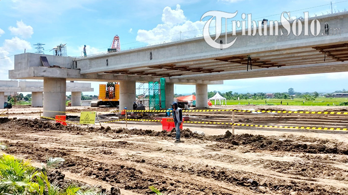 belasan-girder-overpass-yang-telah-terpasang-untuk-menyambungkan-jal.jpg