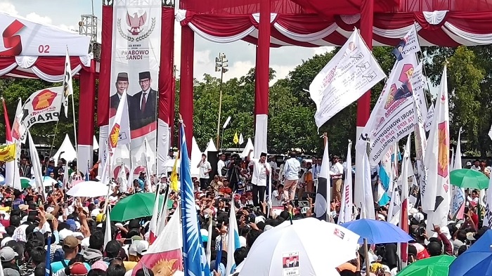 bendera-gerindra-di-kampanye-terbuka-yang-dihaidiri-capres-nomor-urut-02-prabowo-subianto.jpg