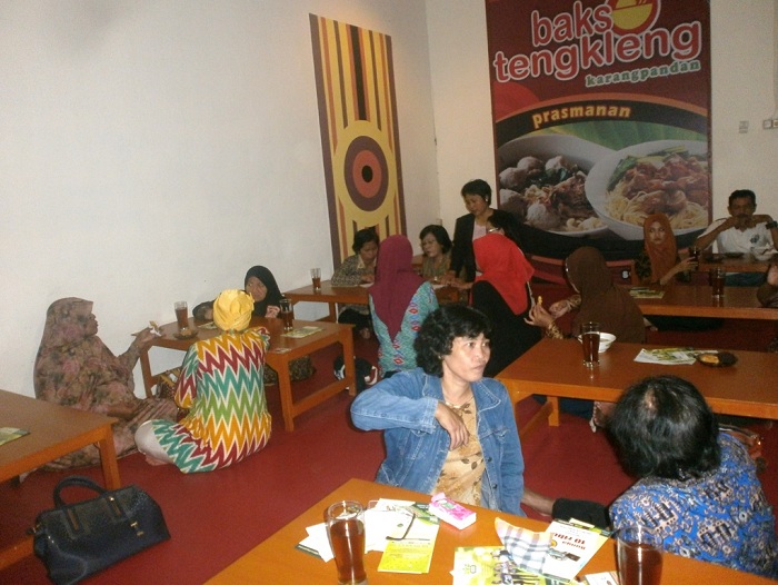 buka-puasa-bersama-jarpuk-dan-sahabat-pegadaian-di-bakso-tengkleng-karanganyar_20160701_162951.jpg