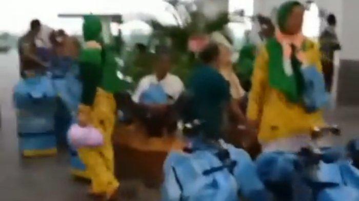 calon-jemaah-haji-yang-terlantar-di-area-keberangkatan-Bandara-YIA.jpg