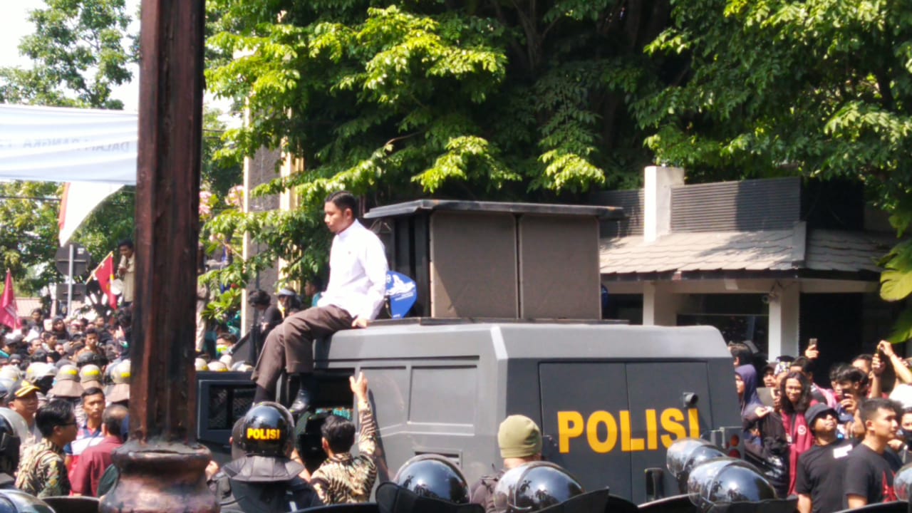 Wakil Rakyat Ini Berani Temui Ribuan Demonstran untuk Mengajak Diskusi di Gedung DPRD Solo