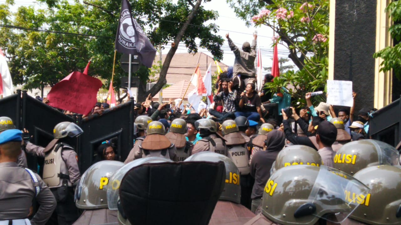 Polisi Tawarkan Perwakilan Mahasiswa untuk Masuk, Mahasiwa Menolak: Minta Semua Masuk DPRD Solo