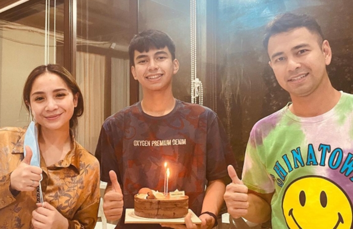 Setelah Diprotes Iis Dahlia, Raffi Ahmad Beri Hadiah Handphone Mahal untuk Kembarannya, Dimas Ahmad