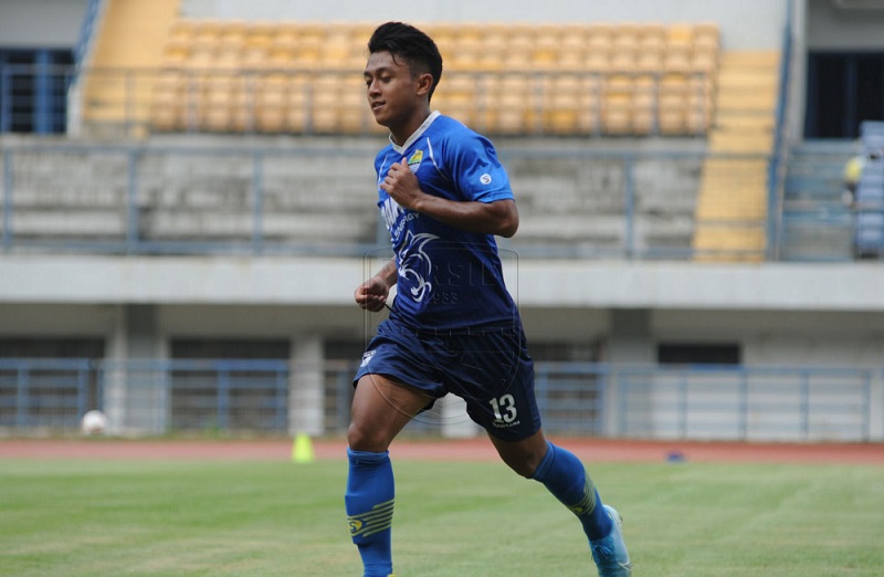 gelandang-persib-bandung-febri-hariyadi.jpg