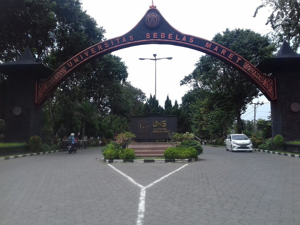gerbang-universitas-sebelas-maret-uns_20160329_155154.jpg