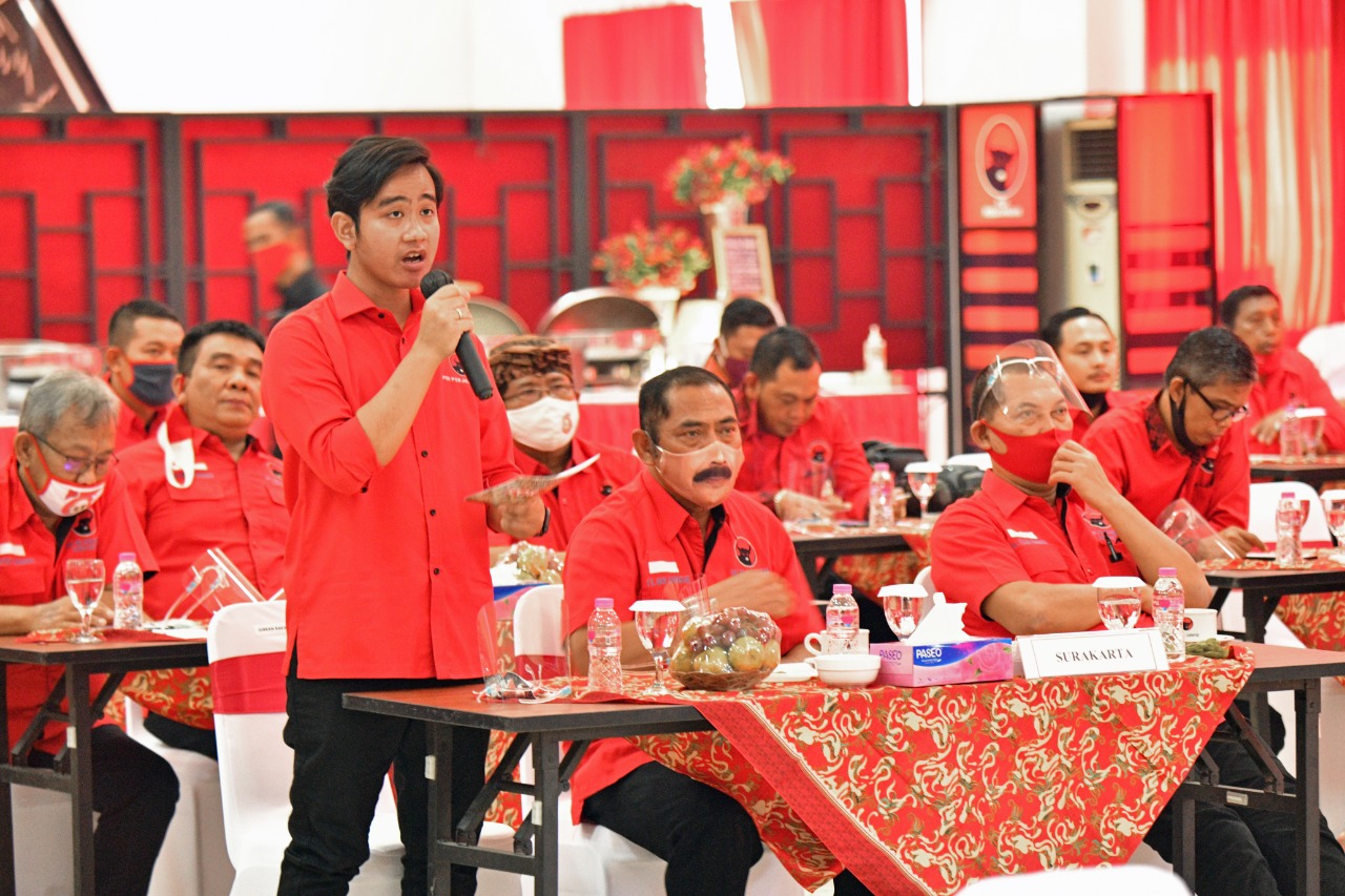 gibran-saat-sambutan-didampingi-ke.jpg