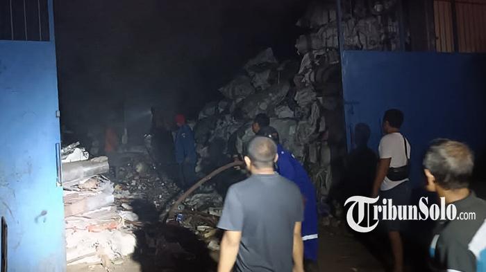 gudang-rongsok-karanganyar-terbakar.jpg