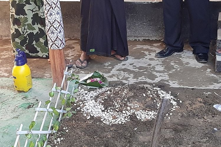 gundukan-tanah-di-rumah-kontrakan-raja-keraton-agung-sejagat.jpg