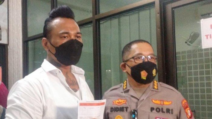 i-gede-ari-astina-alias-jerinx-saat-menyambangi-biddokkes-polda-metro-jaya.jpg