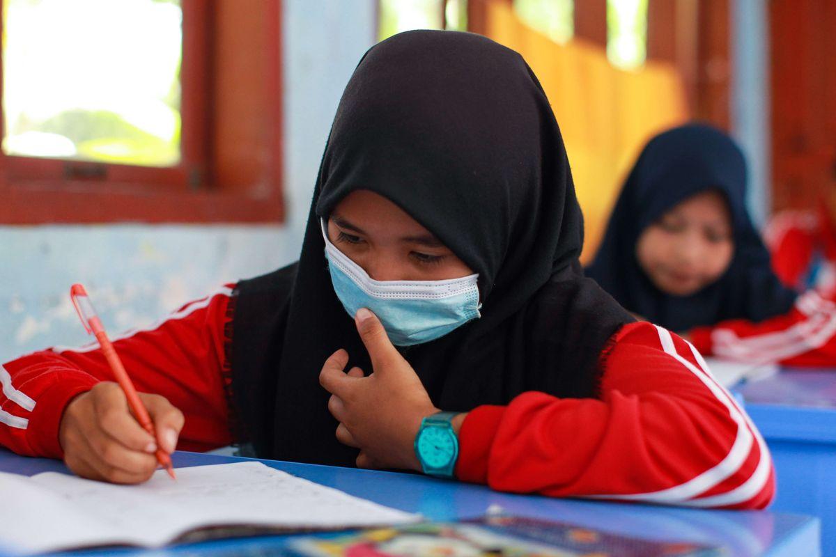 ilustrasi-siswa-belajar-pakai-masker.jpg