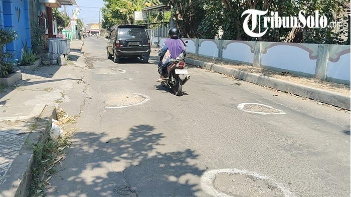 jalan-rusak-di-gagaksipat-colomadu-karanganyar.jpg