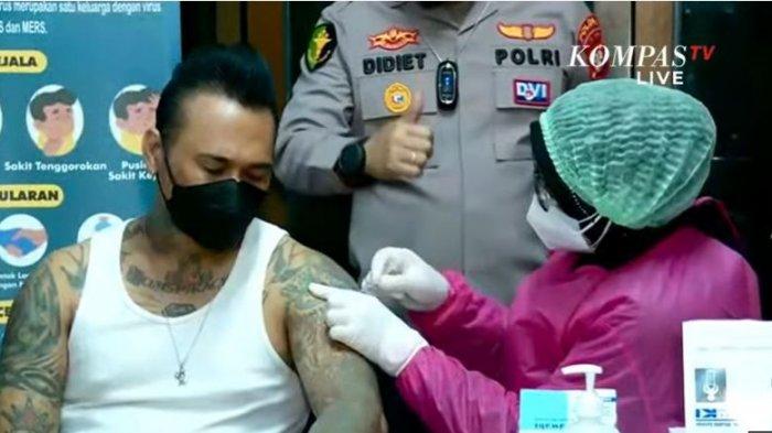 jerinx-menerima-suntikan-vaksin-covid-19.jpg