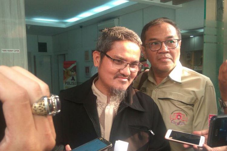 Polisi Sita Laptop dan Buku 212 Saat Geledah Rumah Jonru
