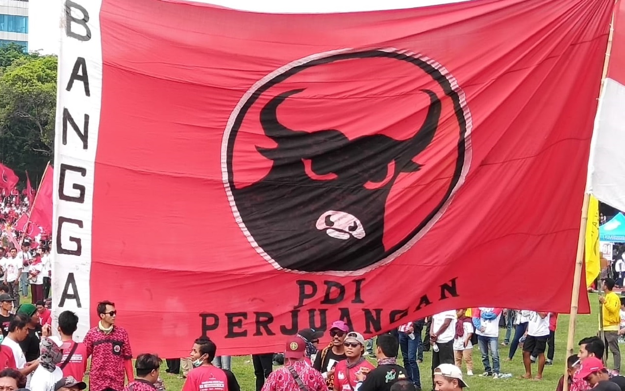 kader-pdi-p-membawa-bendera-super-besar-saat-kampanye-akbar.jpg