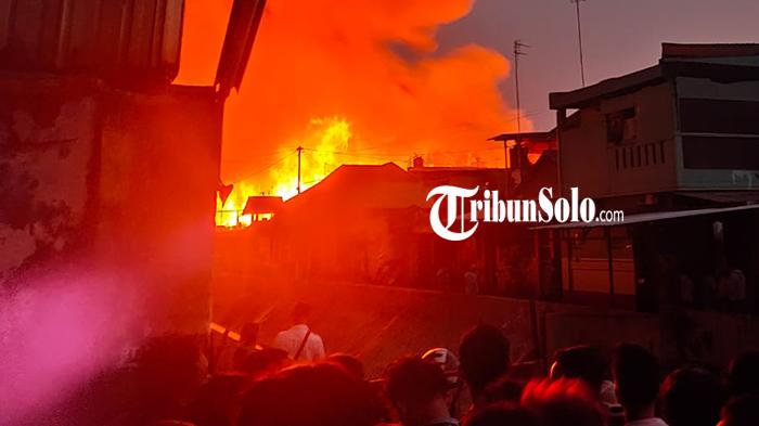 kebakaran-hebat-pasar-kliwon-gudang.jpg