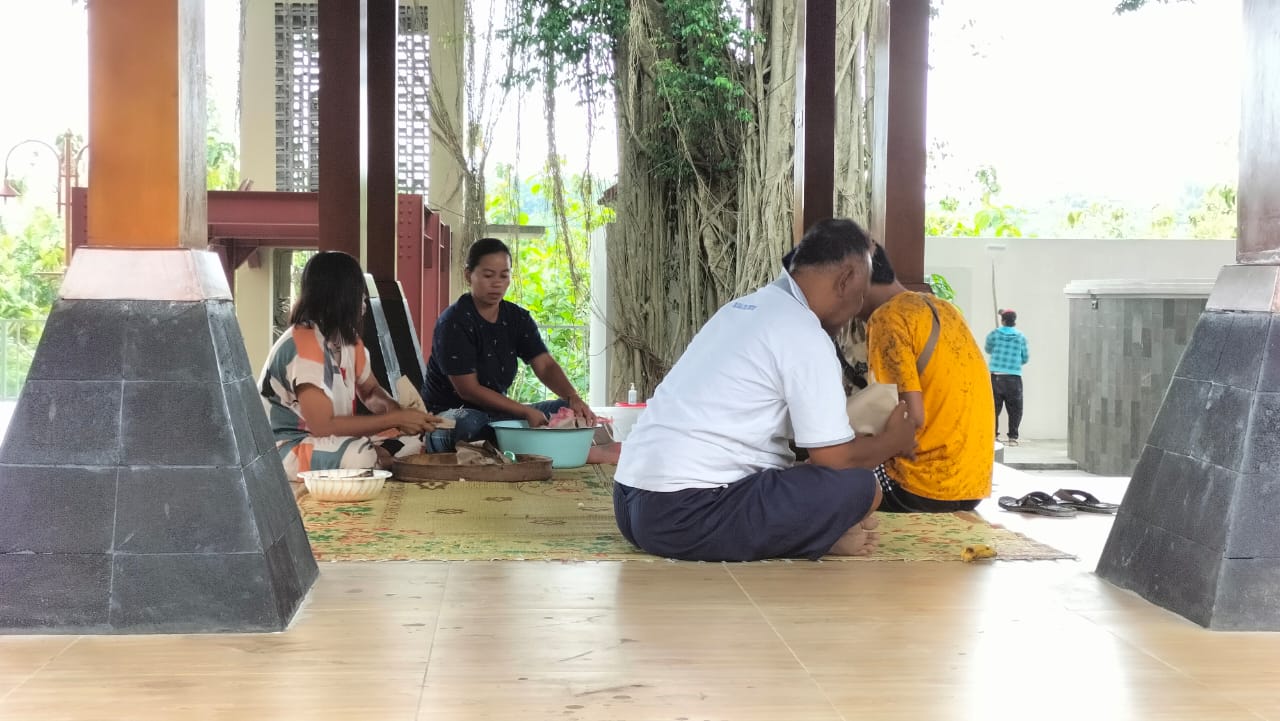 kegiatan-bancaan-atau-sedekahan-oleh-para-peziarah-gunung-kemuku.jpg