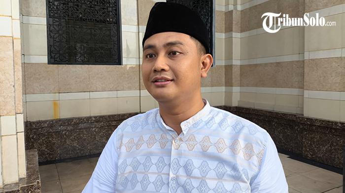 Oq pantiesdagi mushuklarning fotosuratlari