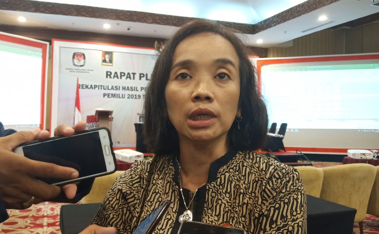 ketua-kpu-solo-nurul-sutarti-saat-ditemuisenin-652019-pagi.jpg