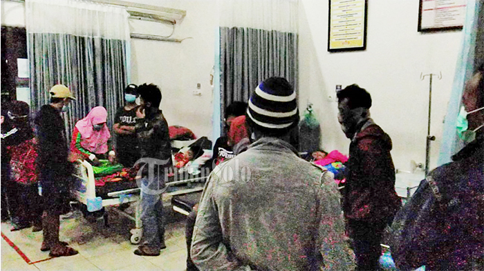 kondisi-ruang-icu-yang-dipadati-pasien-keracunan-di-puskesmas-karangpandan.jpg