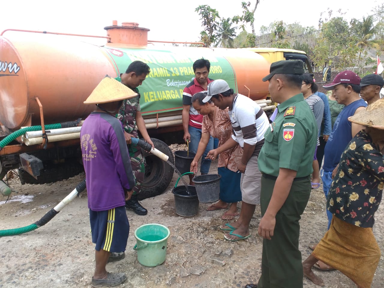Koramil Pracimantoro Kodim Wonogiri Salurkan Bantuan 10 Tangki Air Bersih