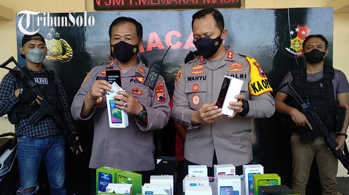 Terekam CCTV, Maling Bobol Konter HP di Sukoharjo: Beraksi Jebol Plafon