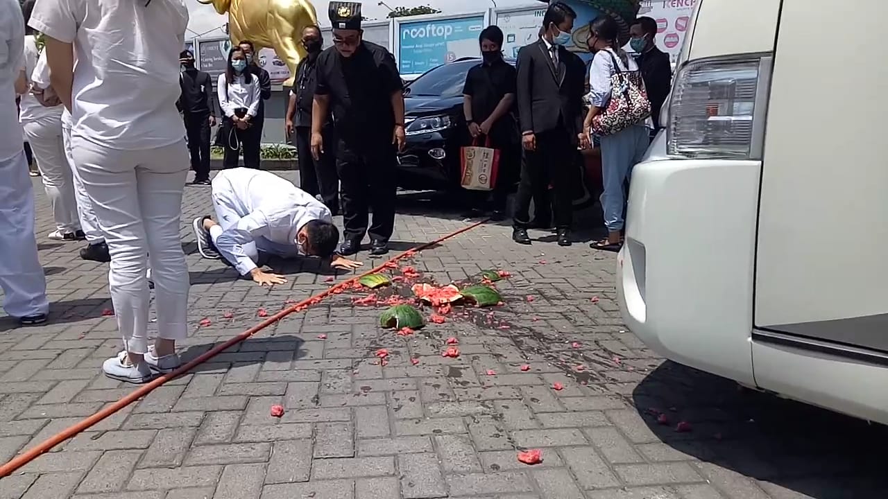 Diberkati dengan Tradisi Tionghoa, Anak & Menantu Beri Penghormatan Terakhir Jenazah Robby Sumampouw