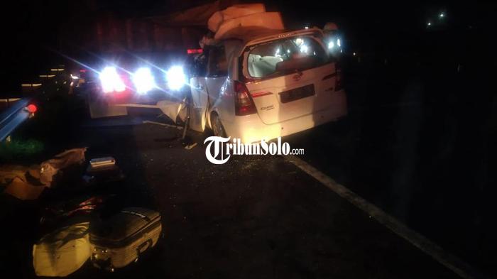 mobil-toyota-kecelakaan-di-tol-solo-ngawi.jpg
