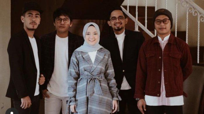 nissa-vokalis-band-sabyan-gambus-berpose-bersama-para-personal-sabyan-gambus.jpg