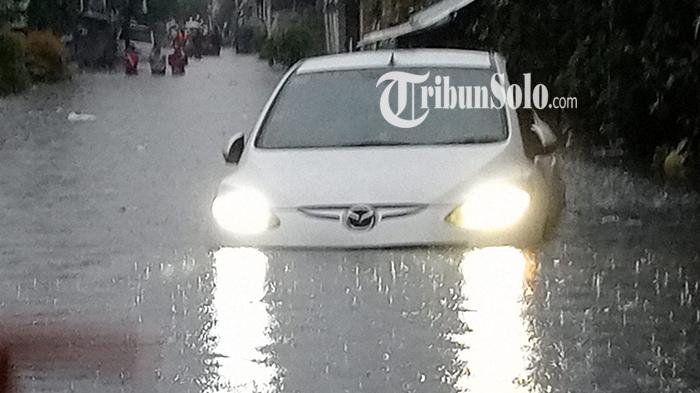 obil-terendam-banjir-karena-Bengawan-Solo-meluap-di-RT-3-Kelurahan-Pucangsawit.jpg